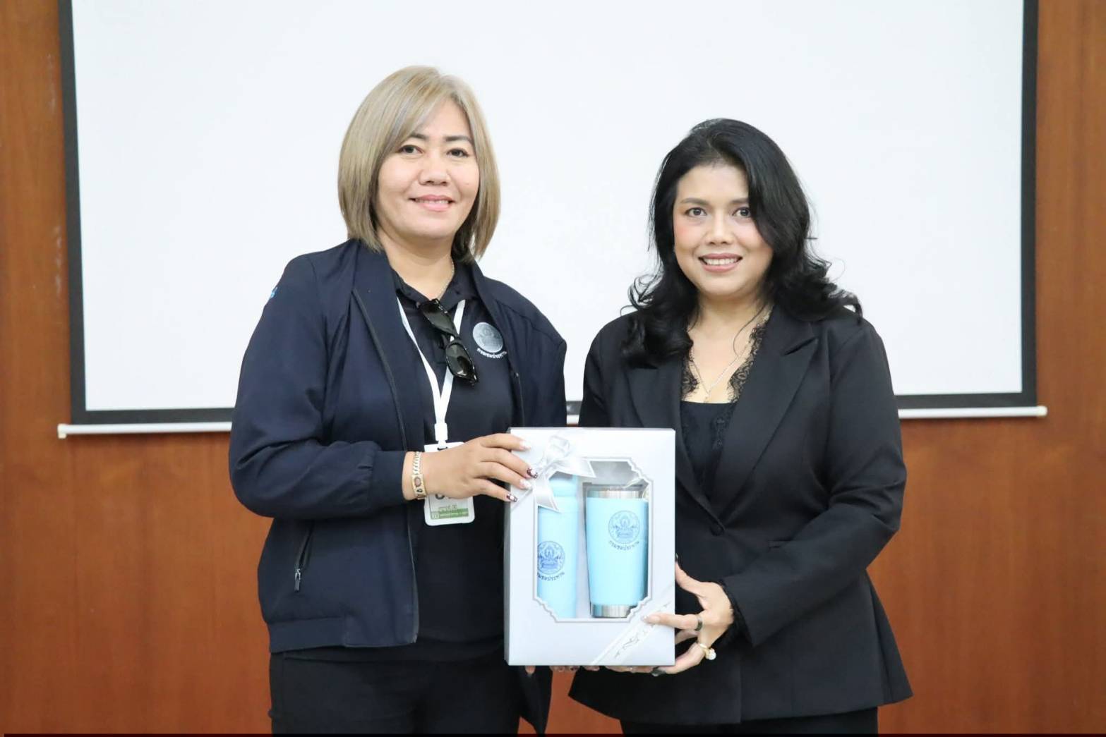 title - นางสาวสิริมา แจ้งกระจ่าง ผู้อำนวยการศูนย์ส่งเสริมและพัฒนาอาชีพเสริมนอกภาคการเกษตร ให้การต้อนรับบุคลากรในโครงการฝึกอบรมเชิงปฏิบัติการ หลักสูตรนักบริหารการชลประทานระดับต้น รุ่นที่ 30 ณ ศูนย์ส่งเสริมและพัฒนาอาชีพเสริมนอกภาคการเกษตร (ศูนย์ศิลปาชีพ บางไทรฯ (เดิม))